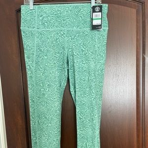 Cropped Under Armour leggings with Wave Pattern - Large. NEW WITH TAGS